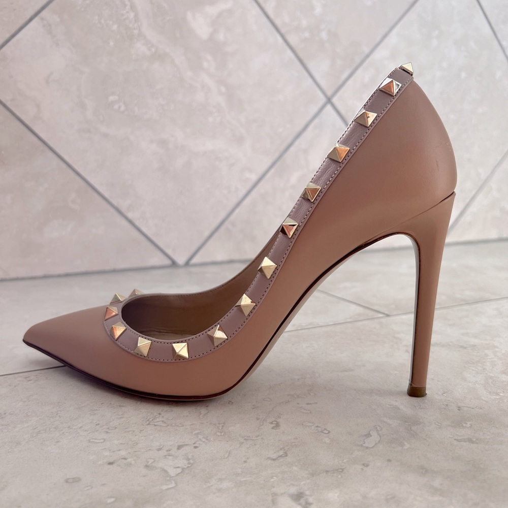 Valentino Garavani Nude/Beige Rockstud Pumps/Heels size 39